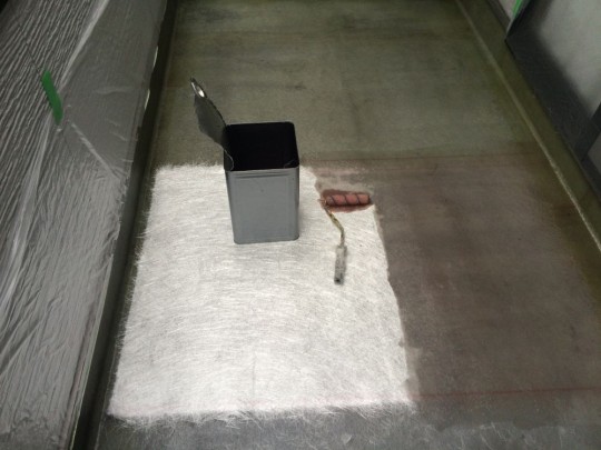 04ひび割れ補修後、既存防水層の上からFRP防水（ガラス繊維系）施工中！